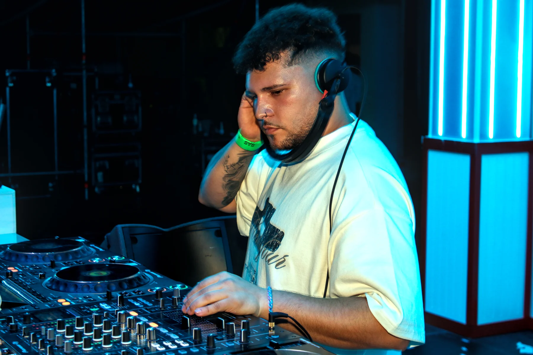 Pablo Canales con auriculares, mezclando música en cabina